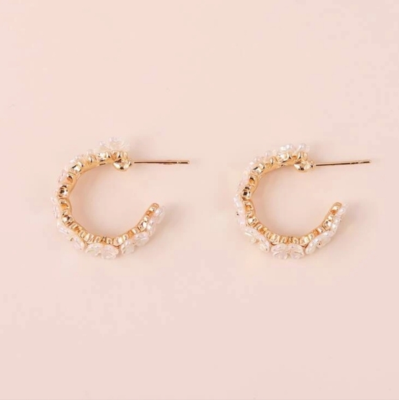 🌼🌼NEW🌼🌼VERY PRETTY!! Irridecent Flower Hoop Earrings in GOLD - Picture 3 of 16